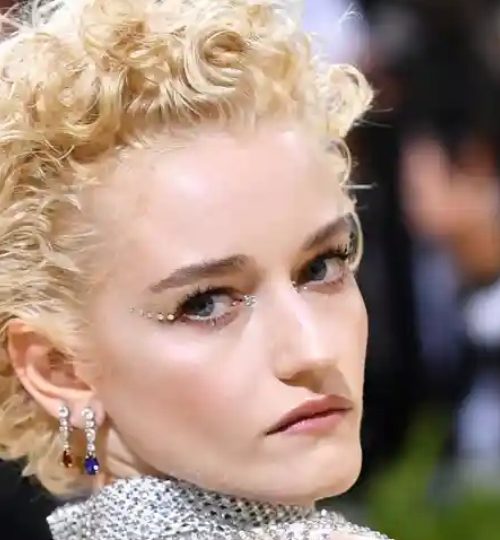 Julia_Garner_Madonna