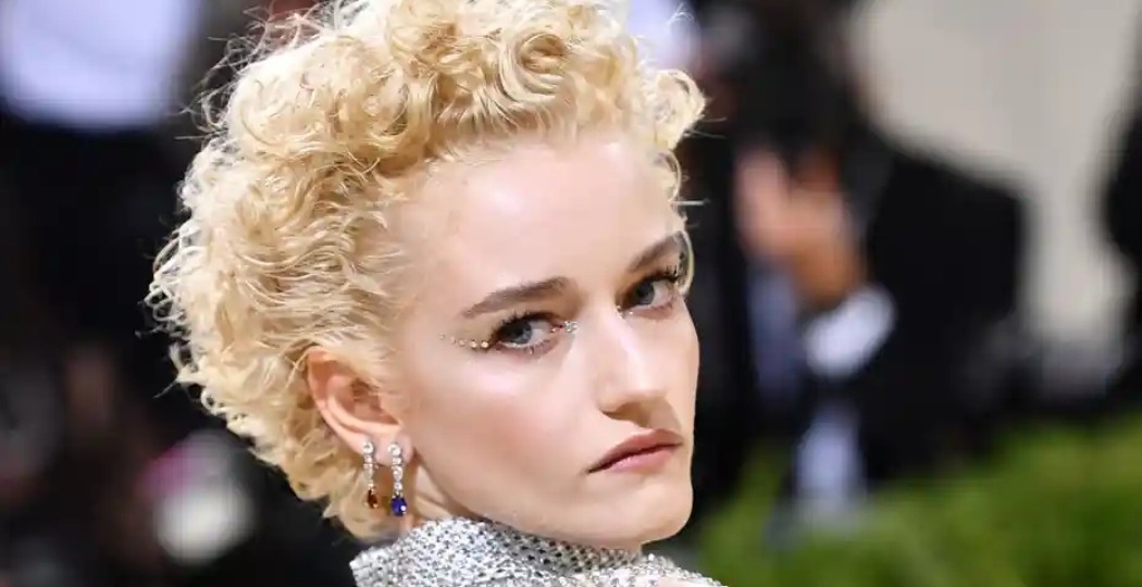 Julia_Garner_Madonna